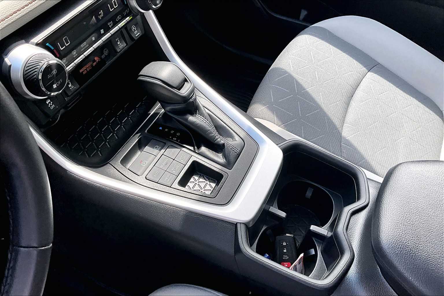 2022 Toyota RAV4 XLE - Photo 20
