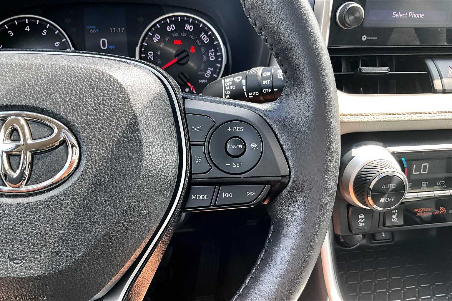 2022 Toyota RAV4 XLE - Photo 24