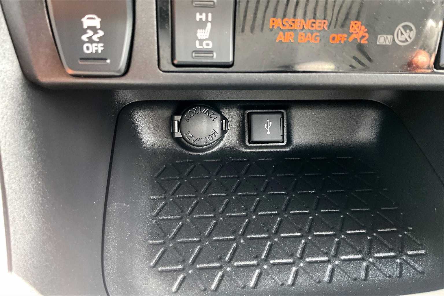 2022 Toyota RAV4 XLE - Photo 27