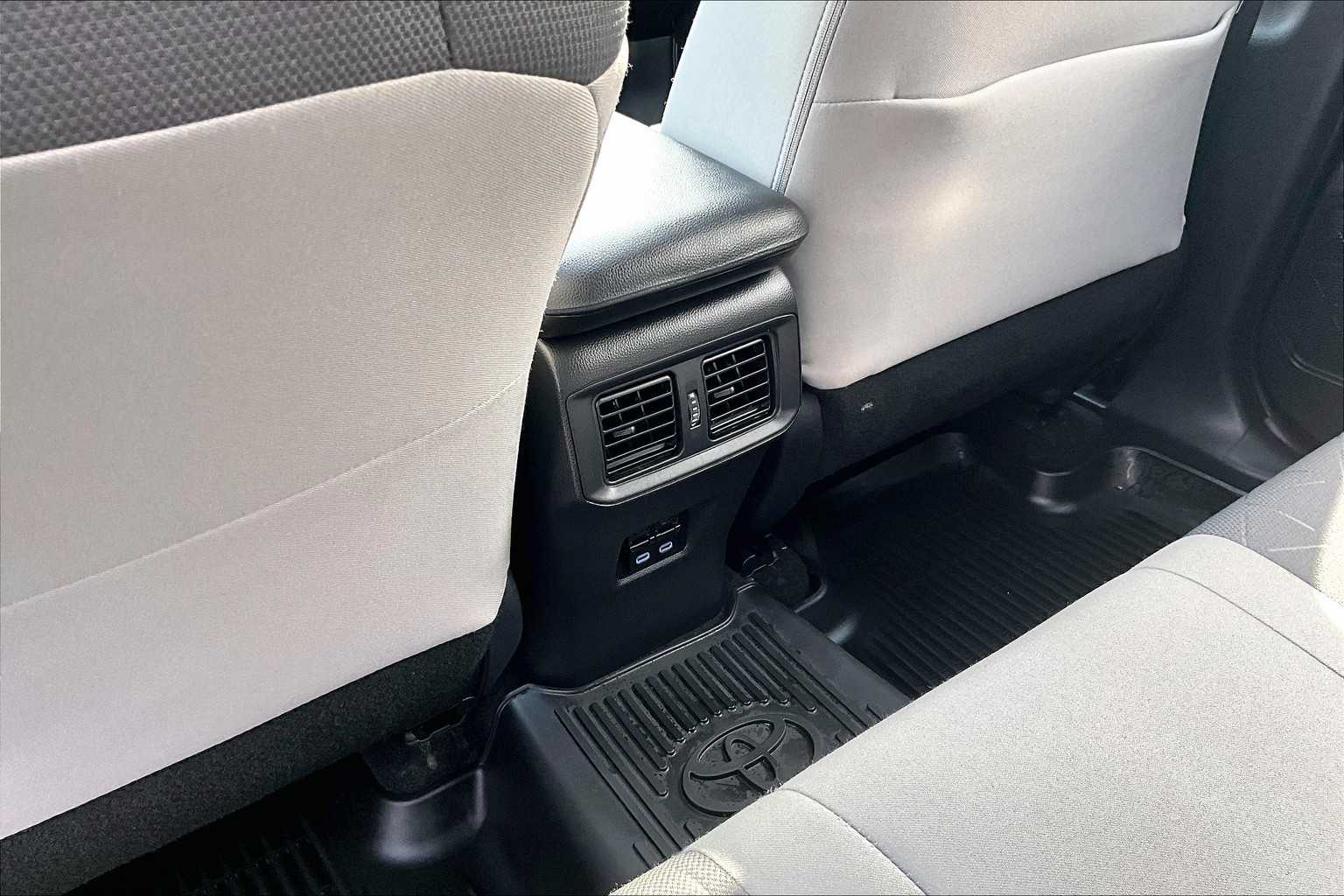 2022 Toyota RAV4 XLE - Photo 28