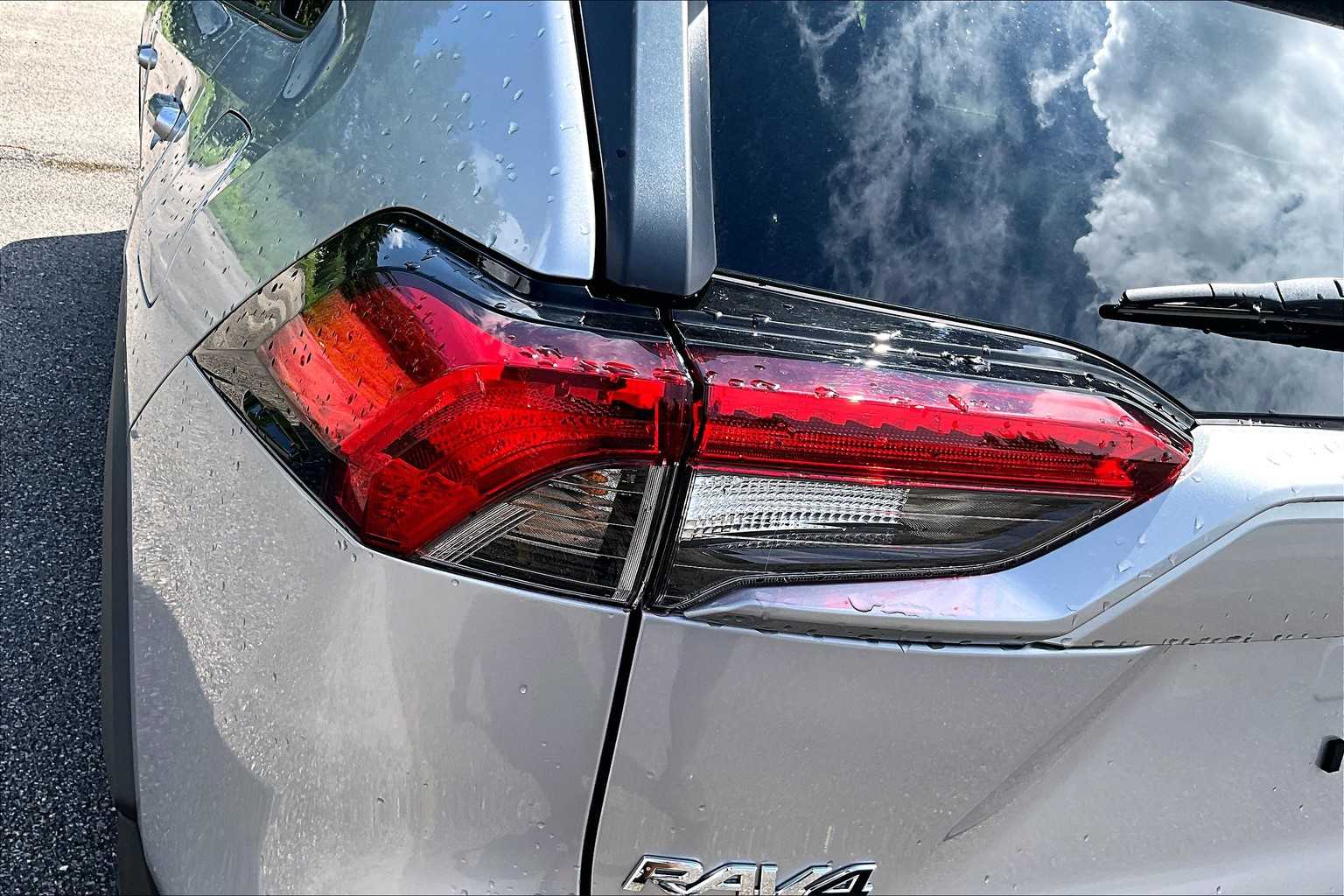 2022 Toyota RAV4 XLE - Photo 34