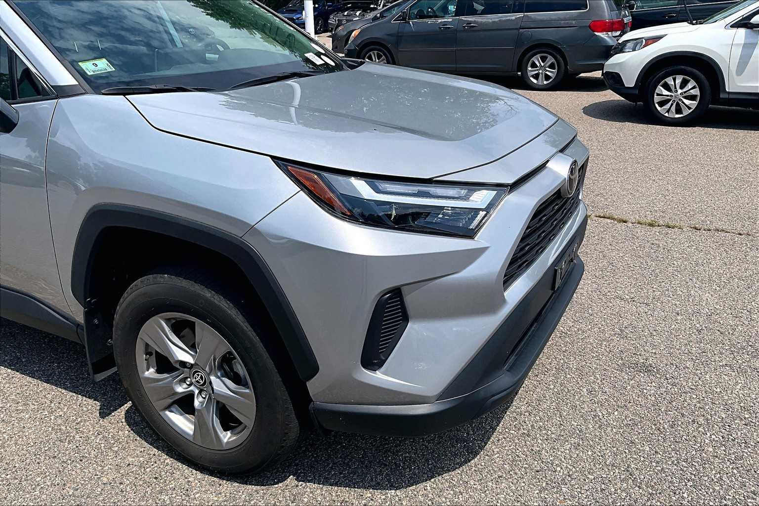 2022 Toyota RAV4 XLE - Photo 5