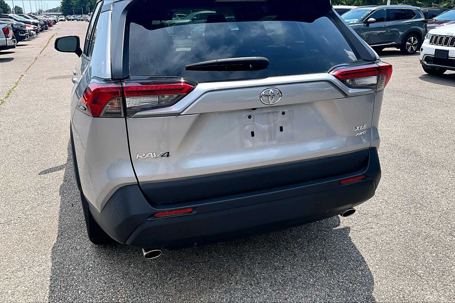 2022 Toyota RAV4 XLE - Photo 7