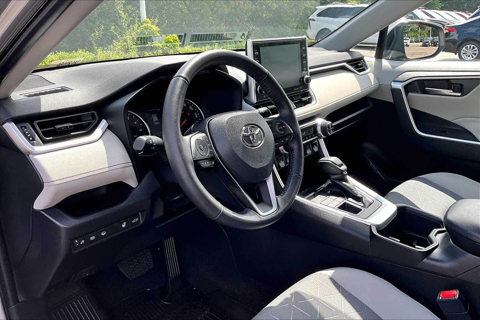 2022 Toyota RAV4 XLE - Photo 8