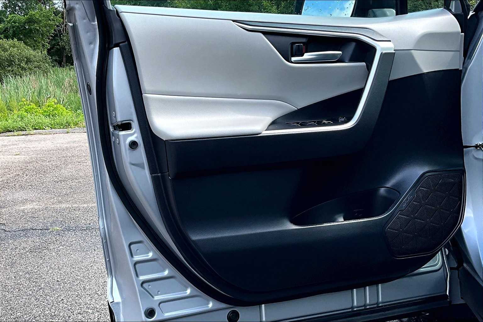 2022 Toyota RAV4 XLE - Photo 9