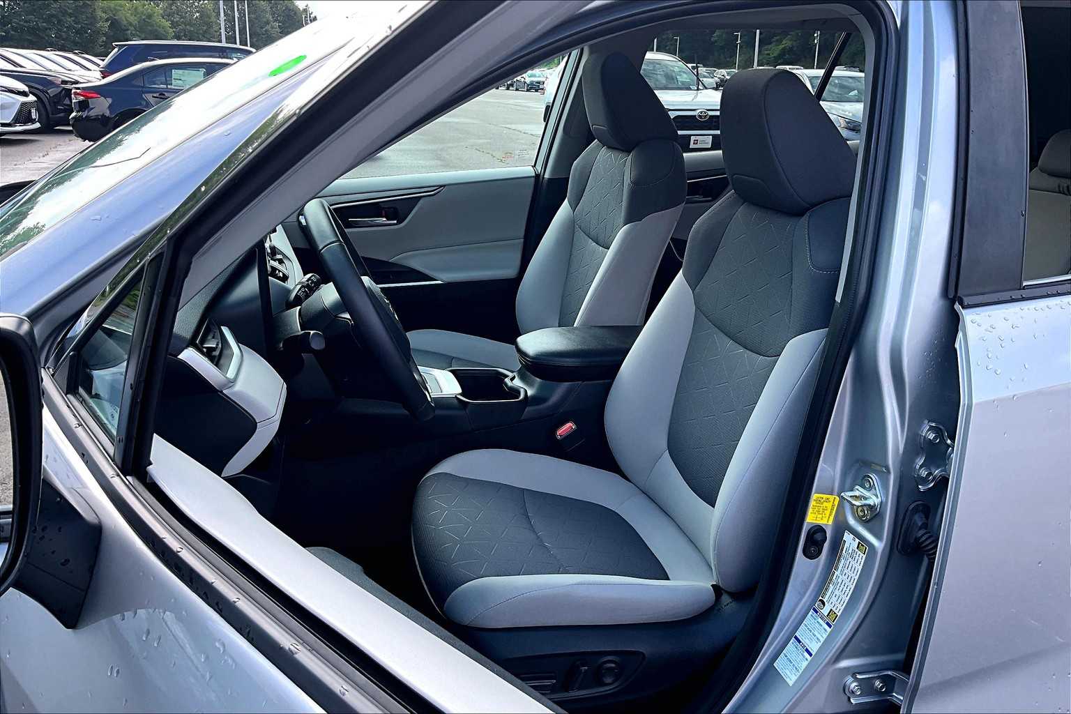 2022 Toyota RAV4 XLE - Photo 10