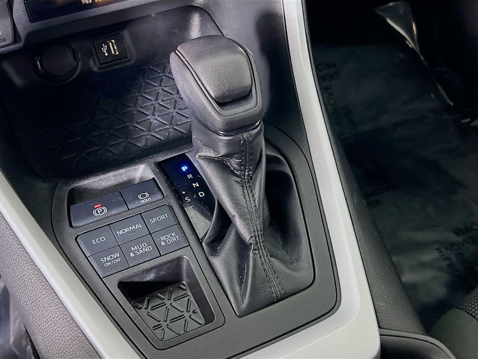 2023 Toyota RAV4 LE - Photo 16