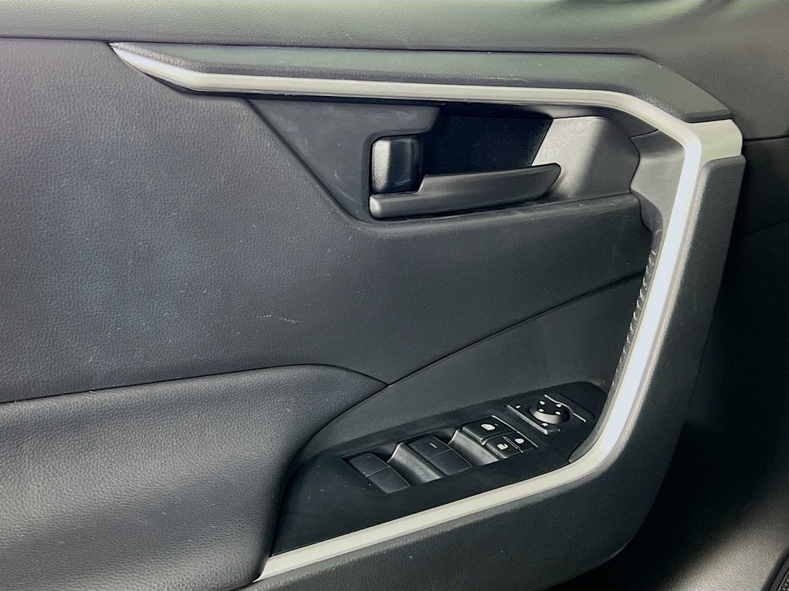 2023 Toyota RAV4 LE - Photo 17