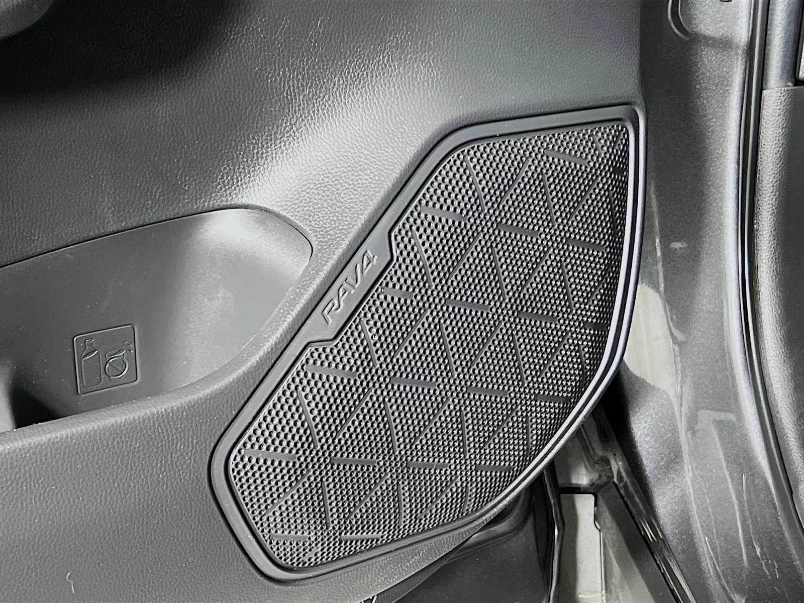 2023 Toyota RAV4 LE - Photo 18