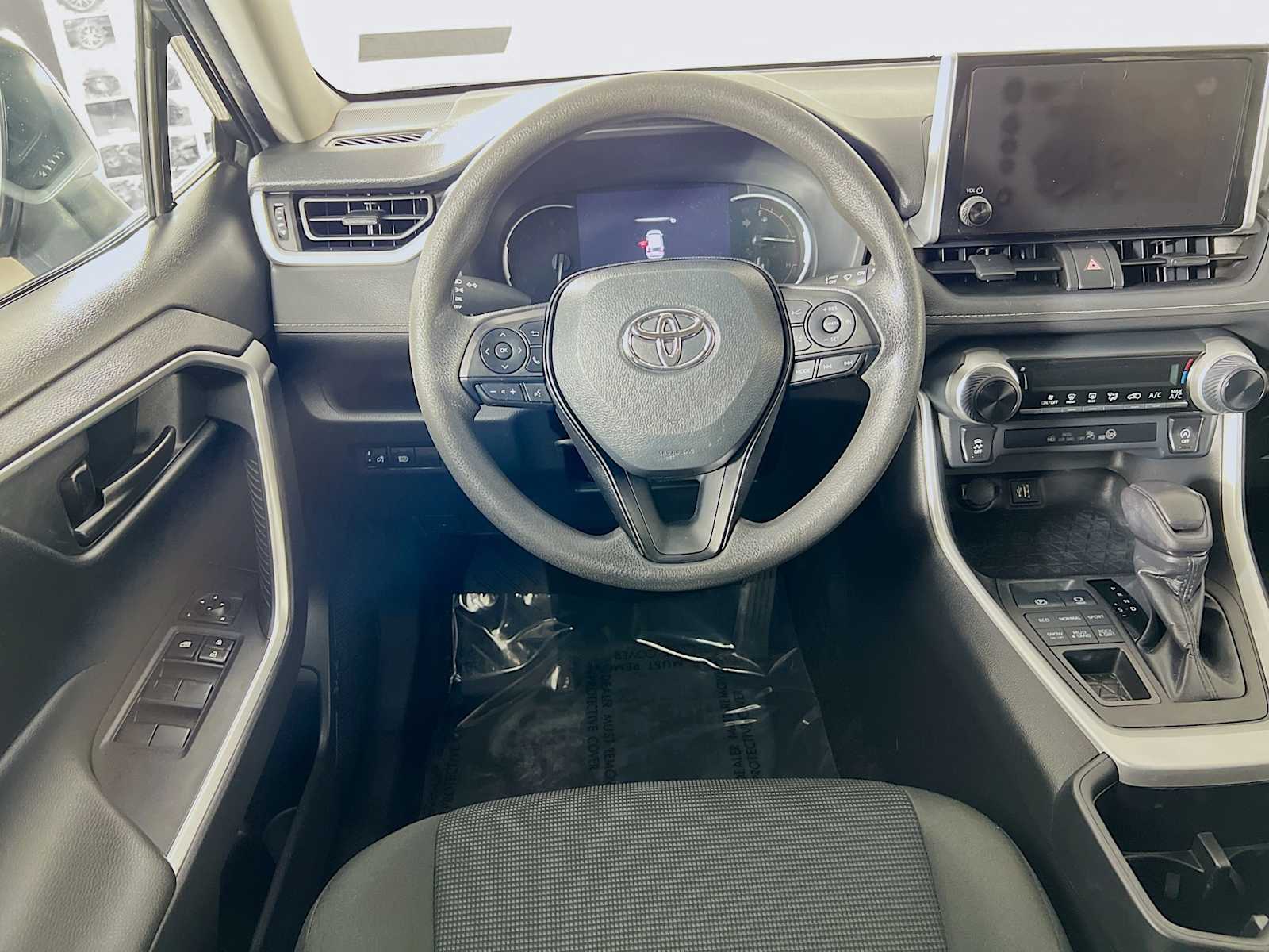 2023 Toyota RAV4 LE - Photo 21