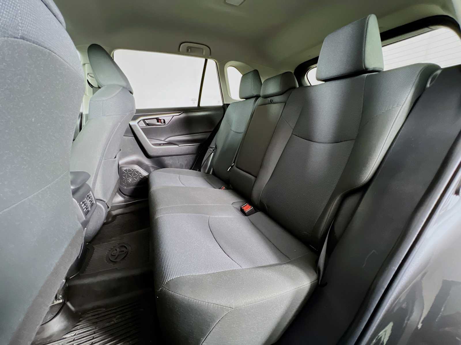 2023 Toyota RAV4 LE - Photo 23