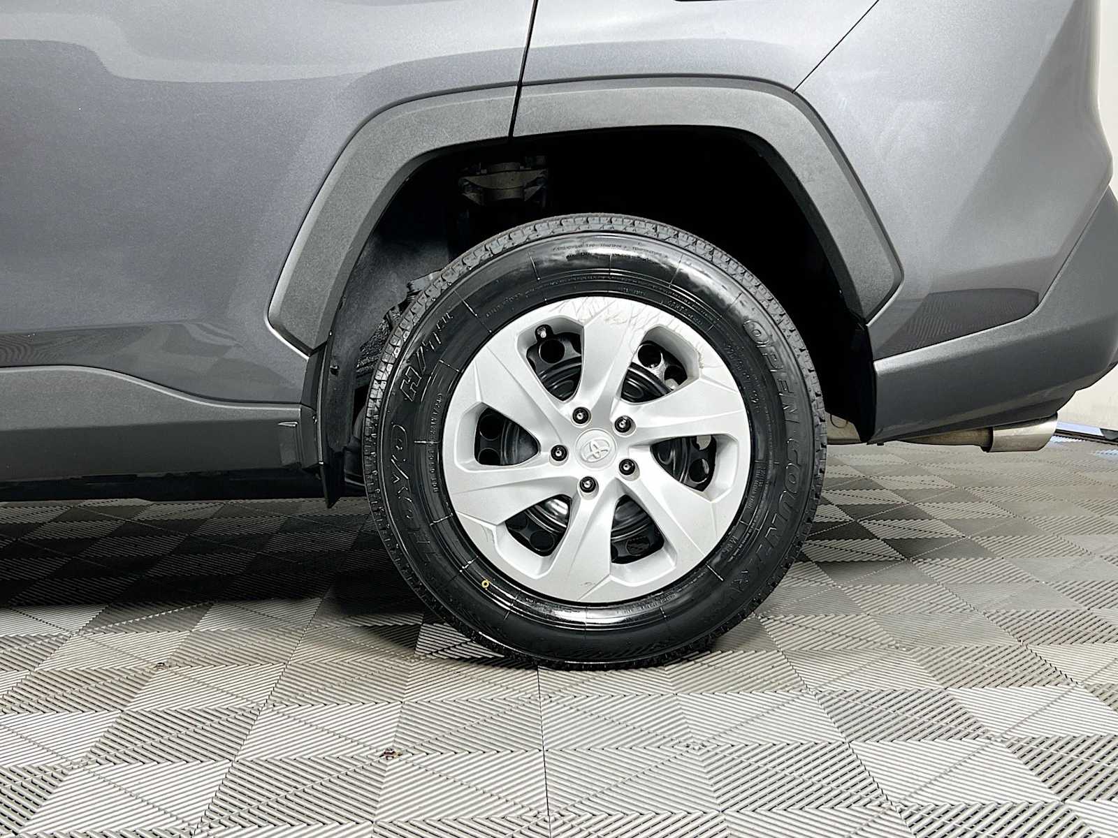 2023 Toyota RAV4 LE - Photo 30