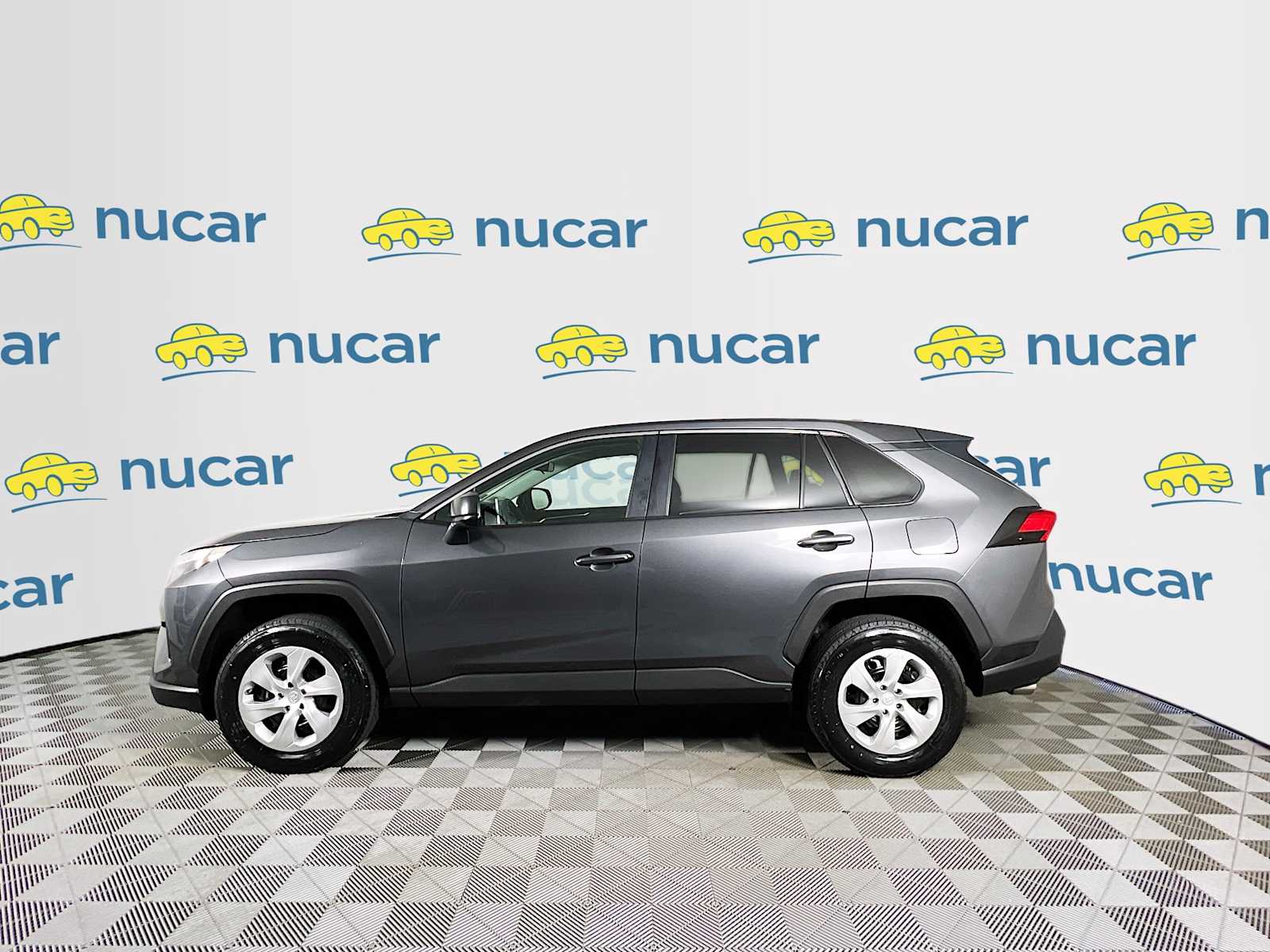2023 Toyota RAV4 LE - Photo 4