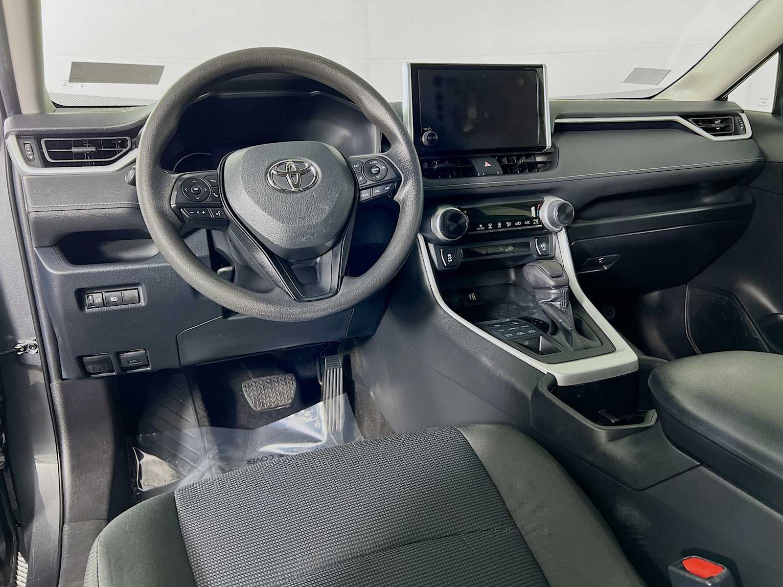 2023 Toyota RAV4 LE - Photo 9