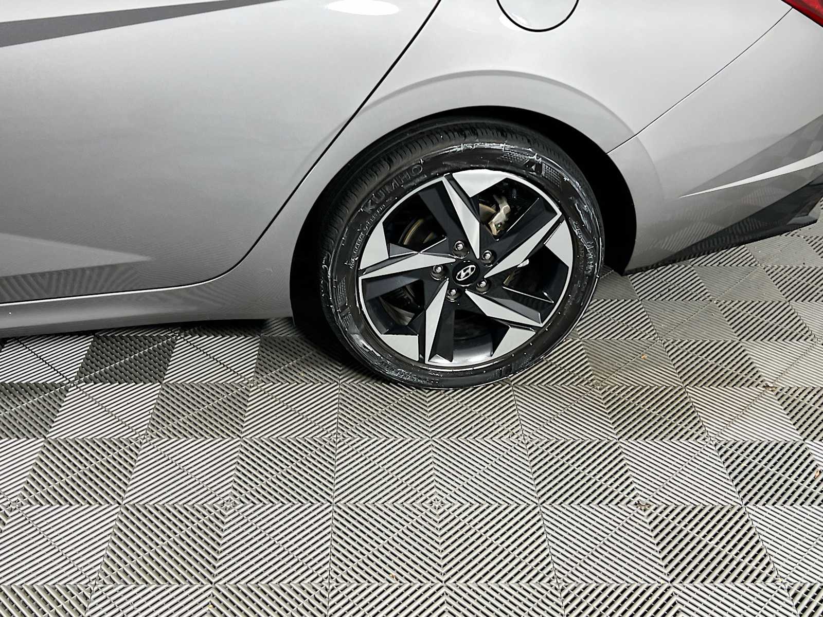 2023 Hyundai Elantra Limited - Photo 31