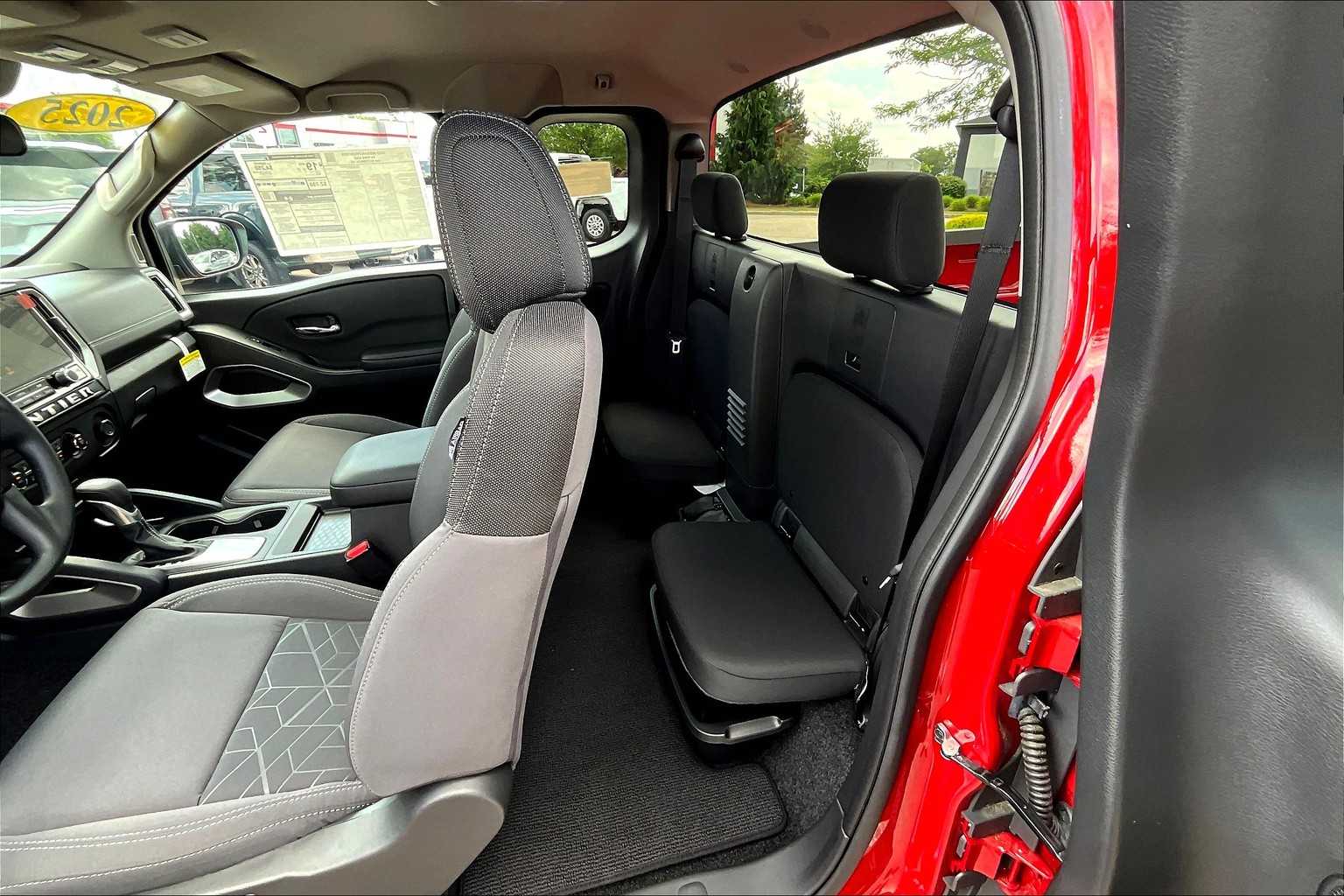 2025 Nissan Frontier SV - Photo 15