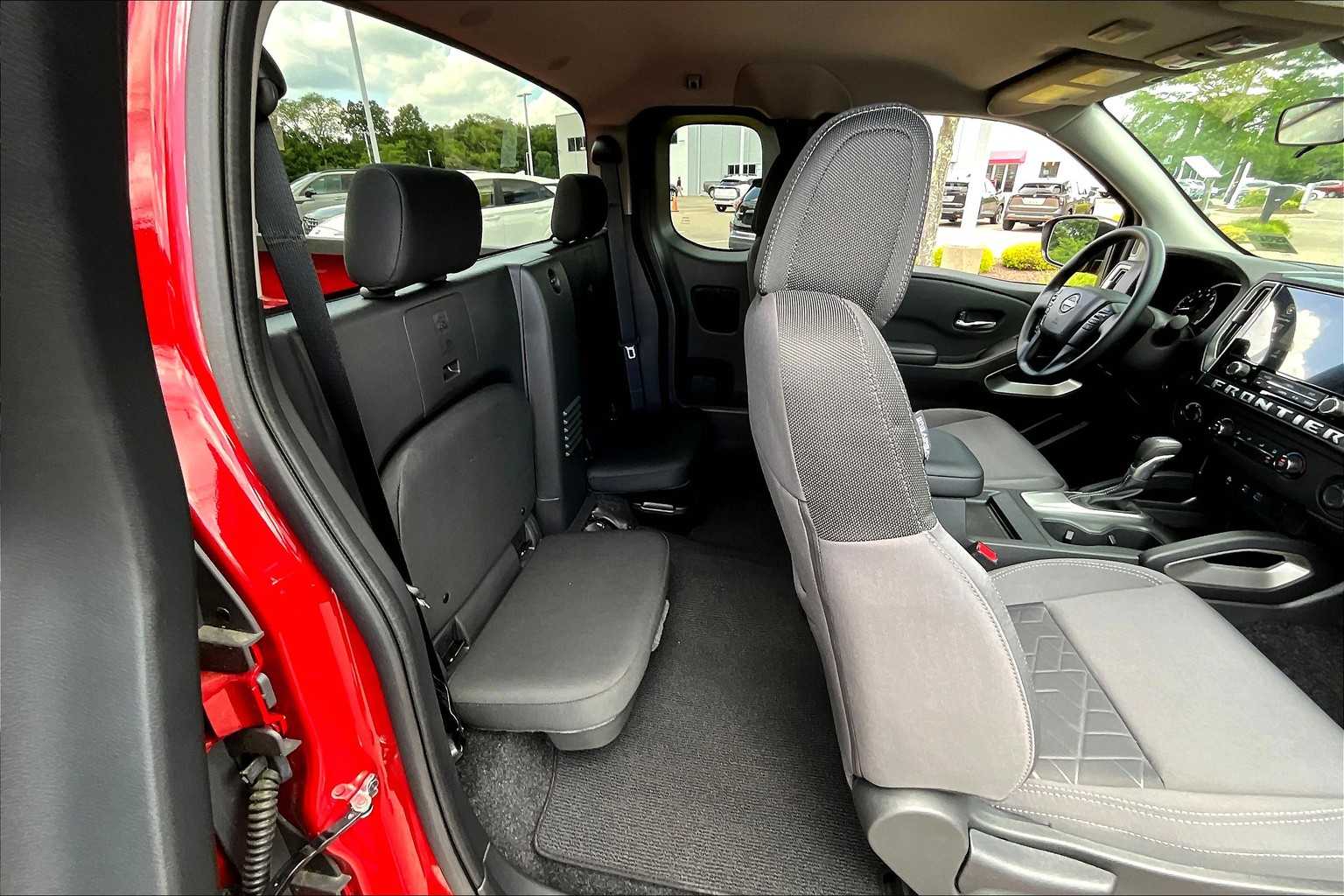 2025 Nissan Frontier SV - Photo 16