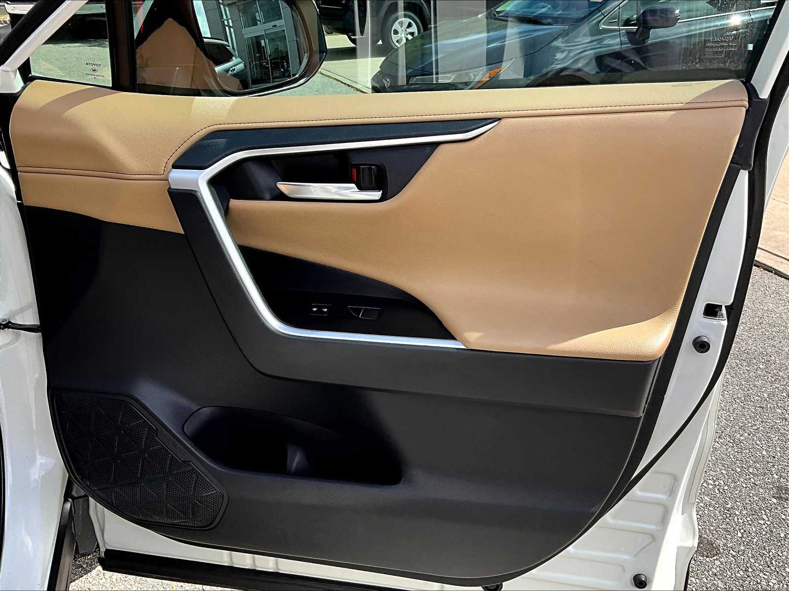 2020 Toyota RAV4 Hybrid Limited - Photo 12