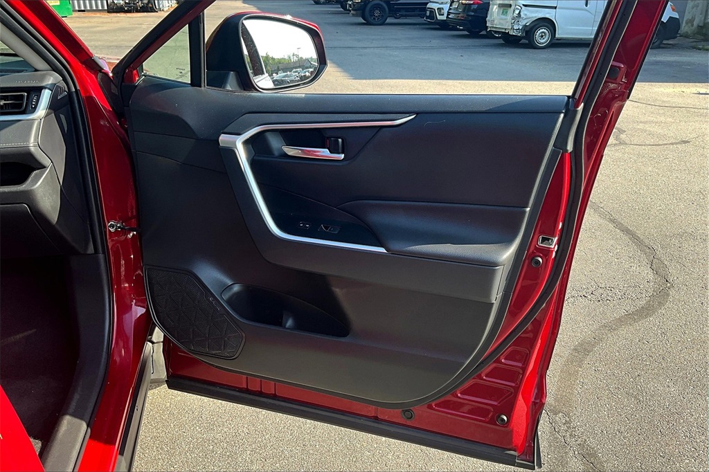 2022 Toyota RAV4 XLE - Photo 12