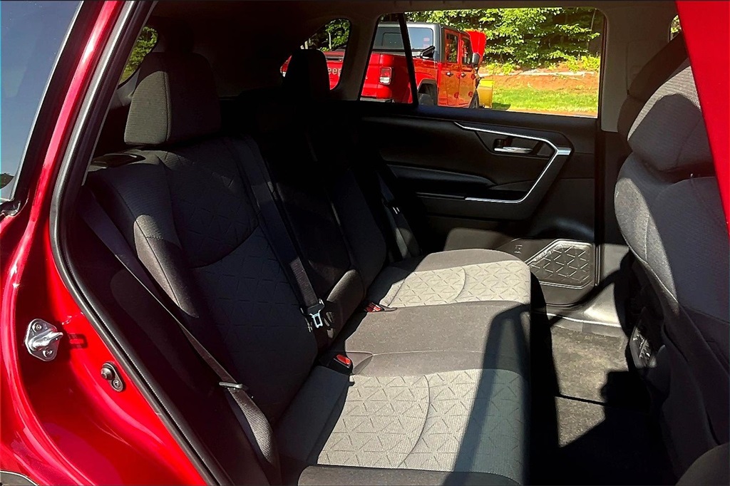 2022 Toyota RAV4 XLE - Photo 16