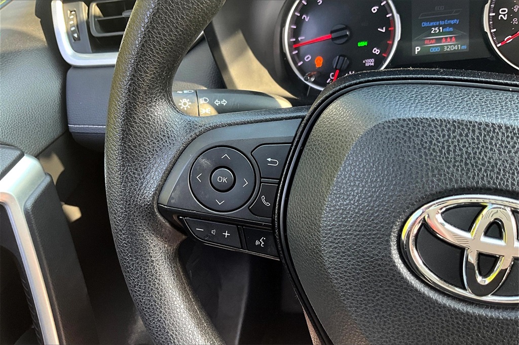 2022 Toyota RAV4 XLE - Photo 23
