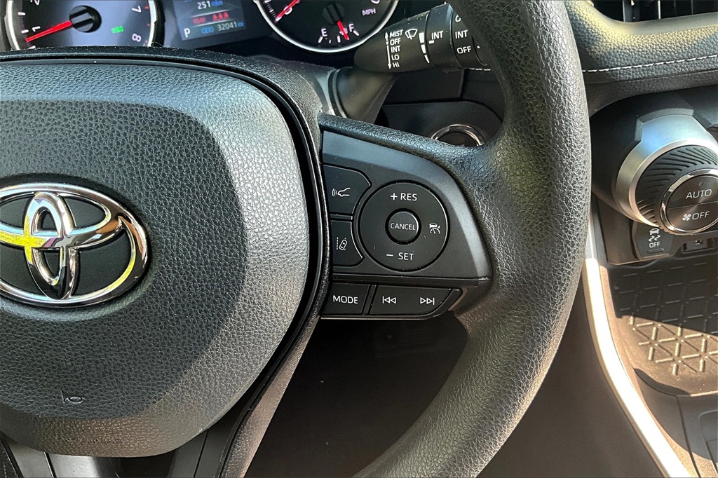2022 Toyota RAV4 XLE - Photo 24