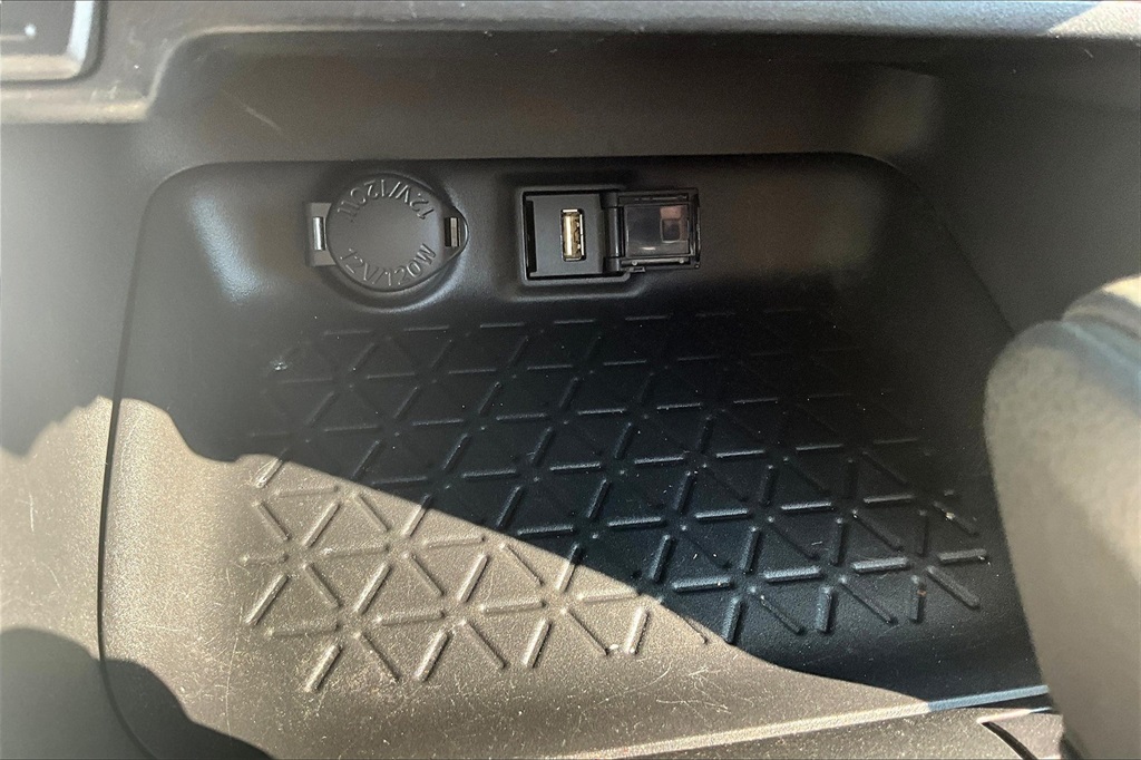 2022 Toyota RAV4 XLE - Photo 27