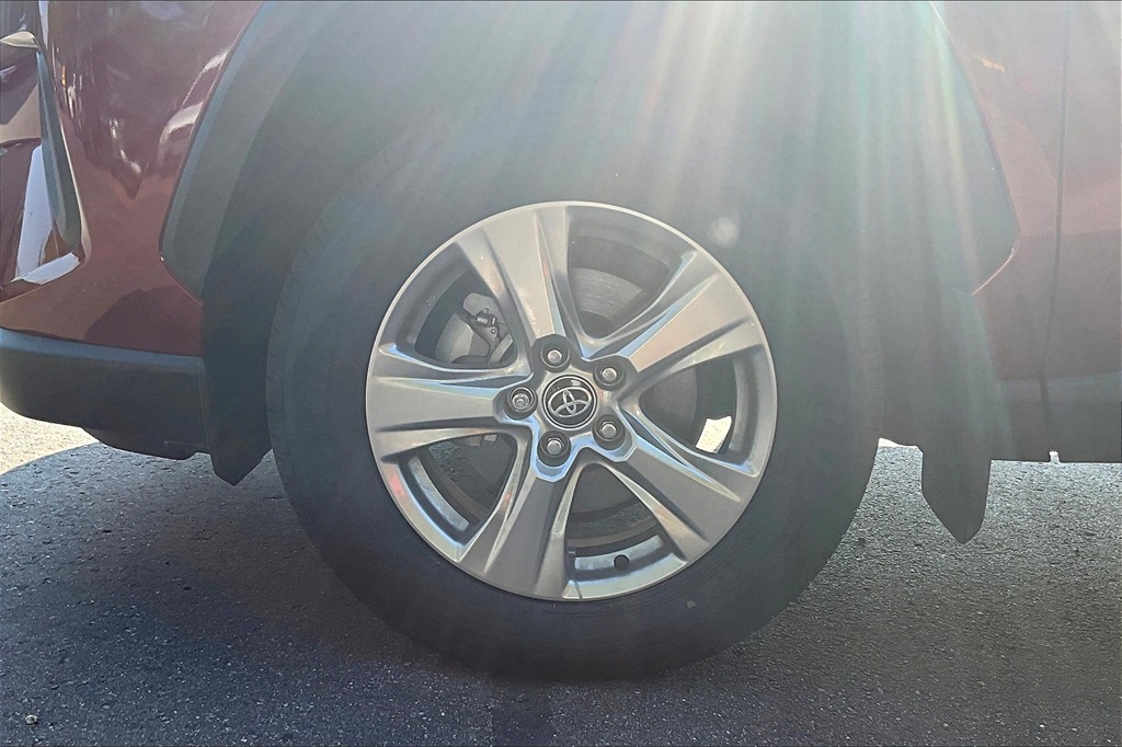 2022 Toyota RAV4 XLE - Photo 7