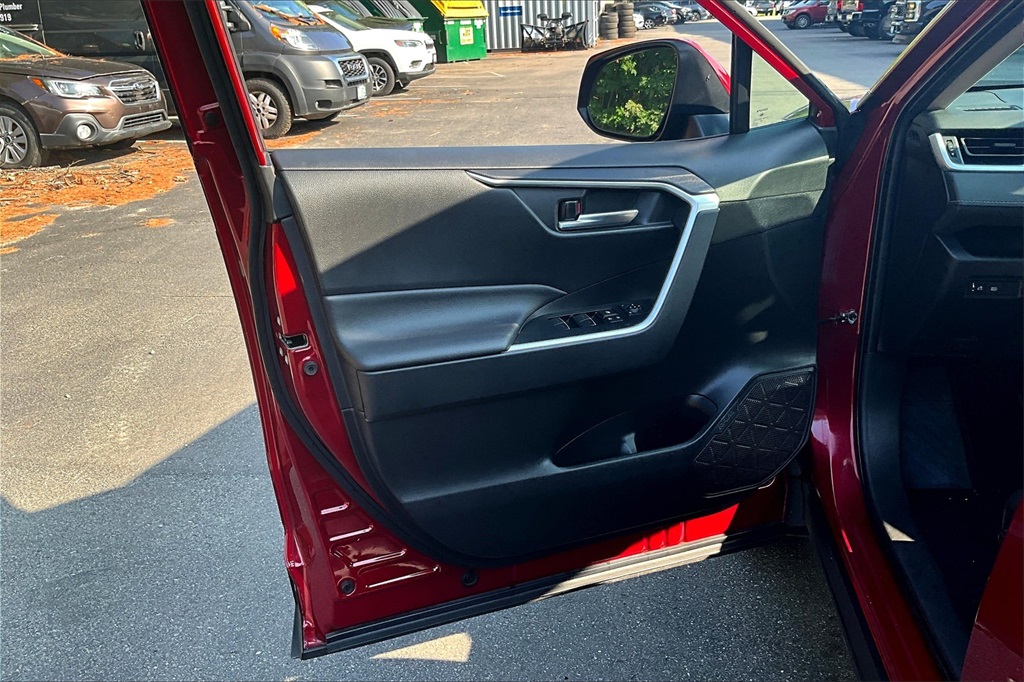 2022 Toyota RAV4 XLE - Photo 9
