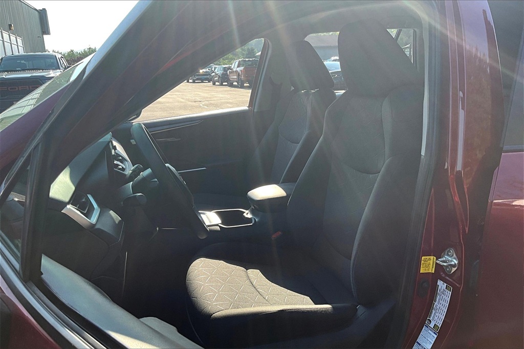 2022 Toyota RAV4 XLE - Photo 10
