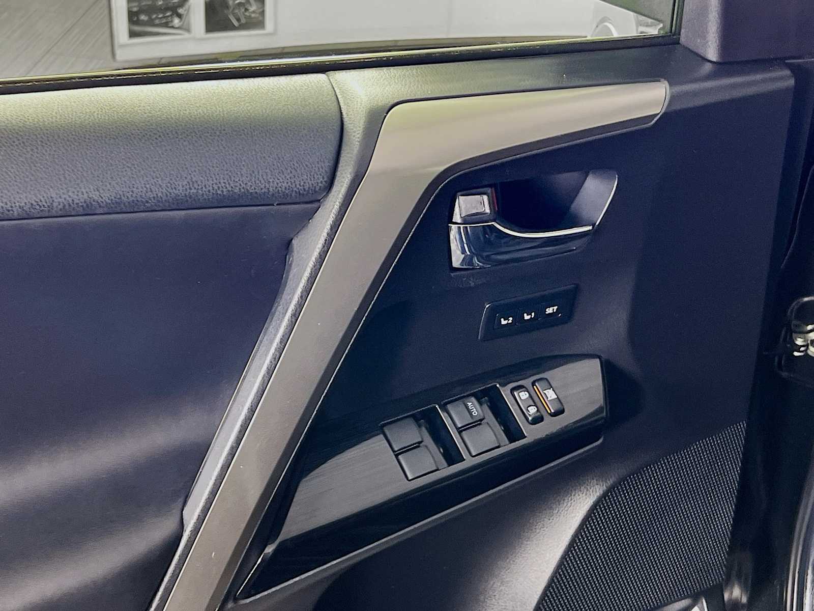 2016 Toyota RAV4 Hybrid Limited - Photo 17