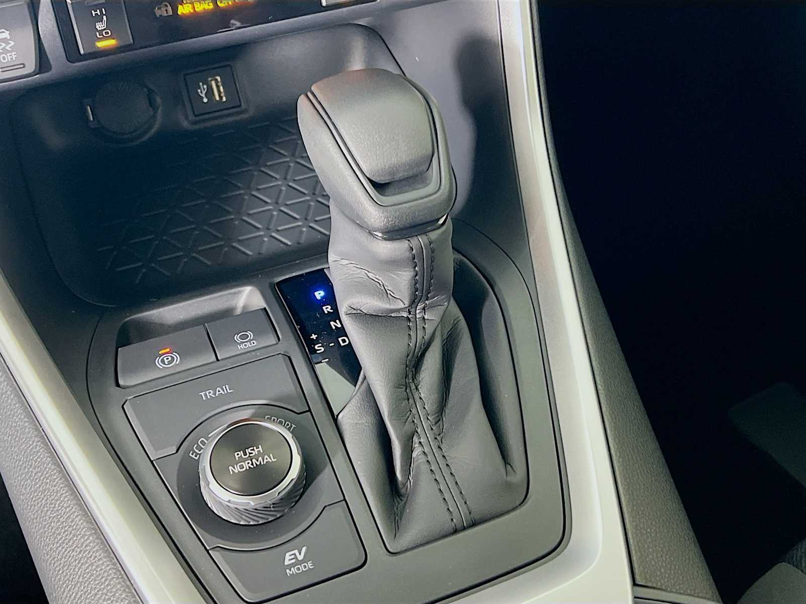 2025 Toyota RAV4 Hybrid XLE - Photo 11