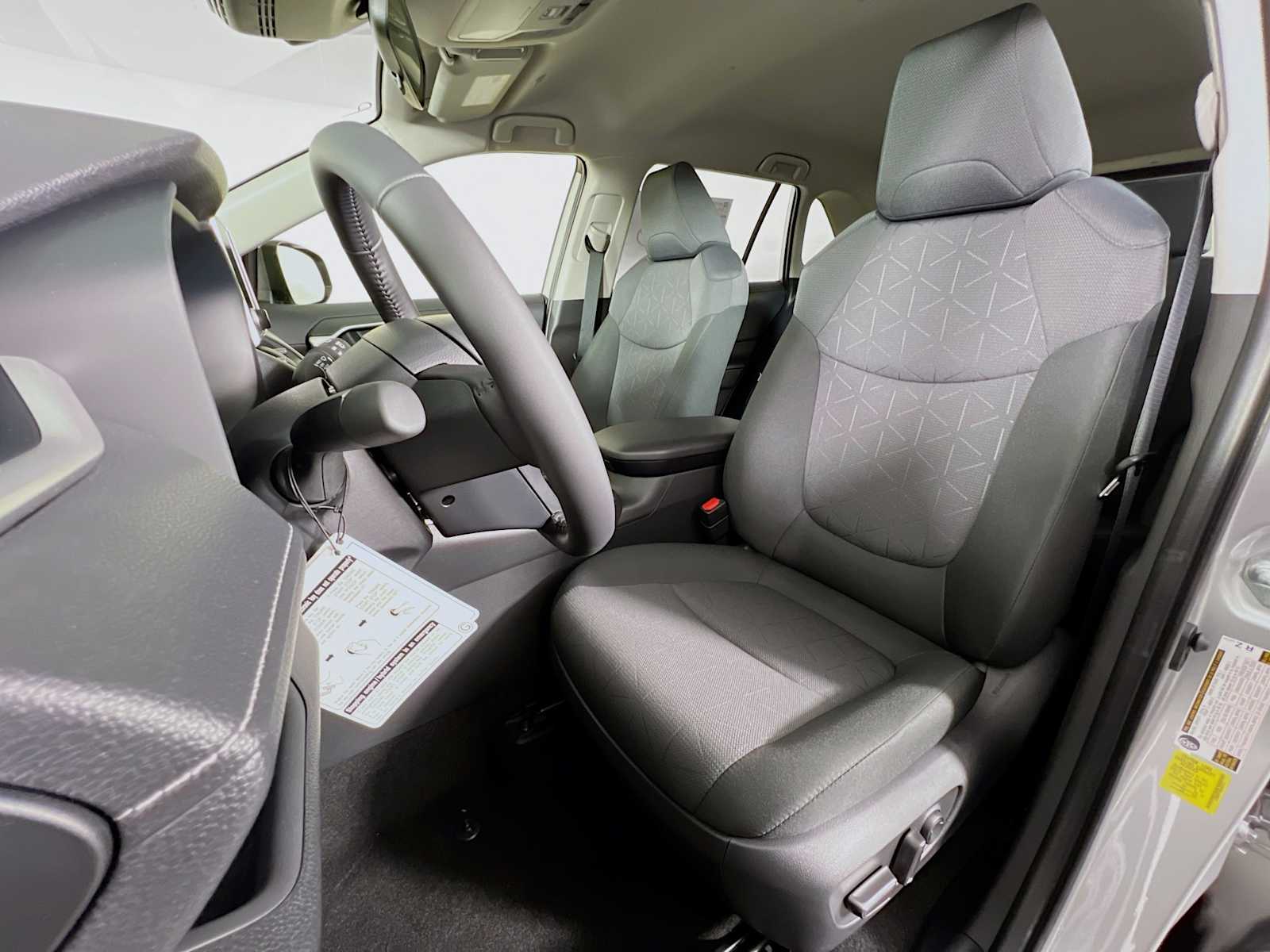 2025 Toyota RAV4 Hybrid XLE - Photo 12