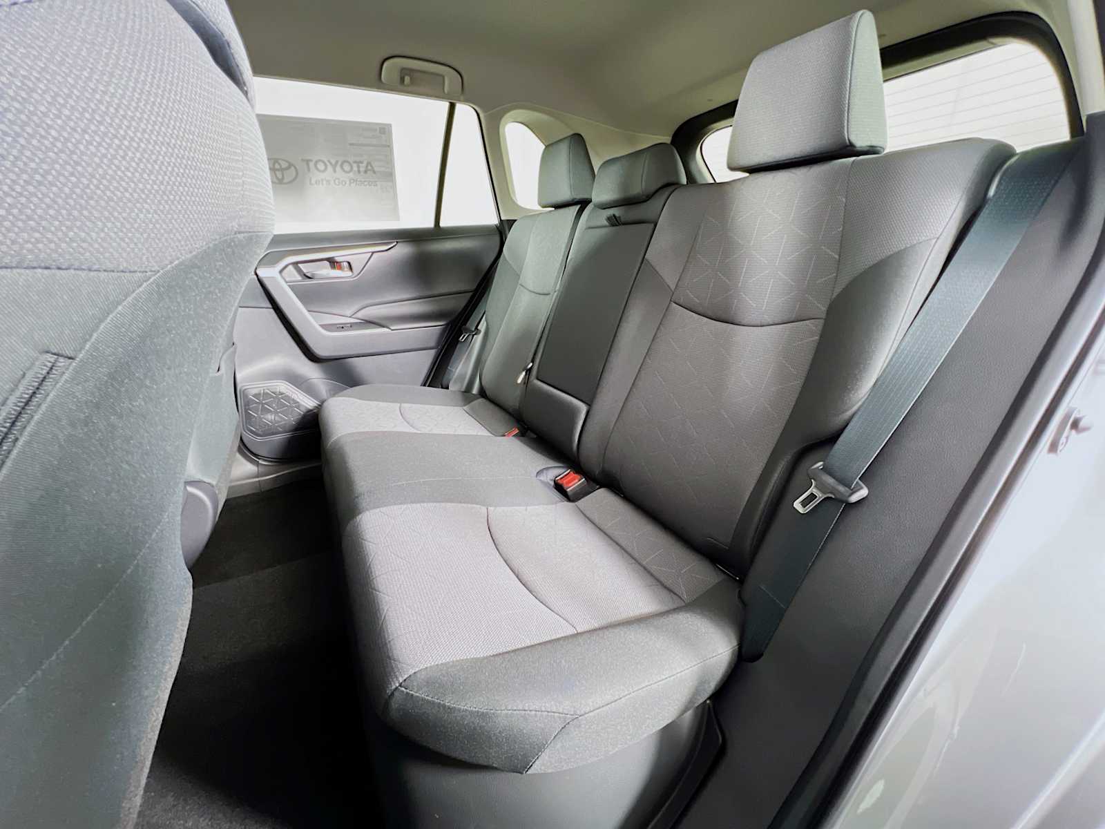 2025 Toyota RAV4 Hybrid XLE - Photo 13