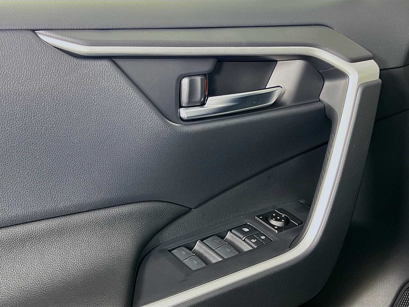 2025 Toyota RAV4 Hybrid XLE - Photo 16