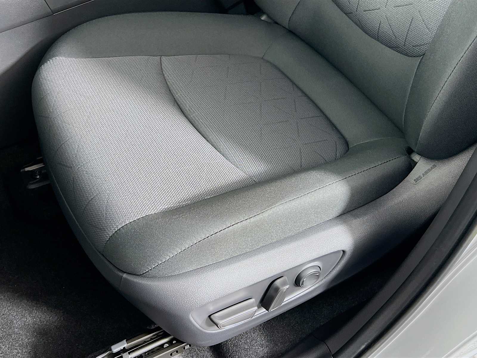 2025 Toyota RAV4 Hybrid XLE - Photo 17