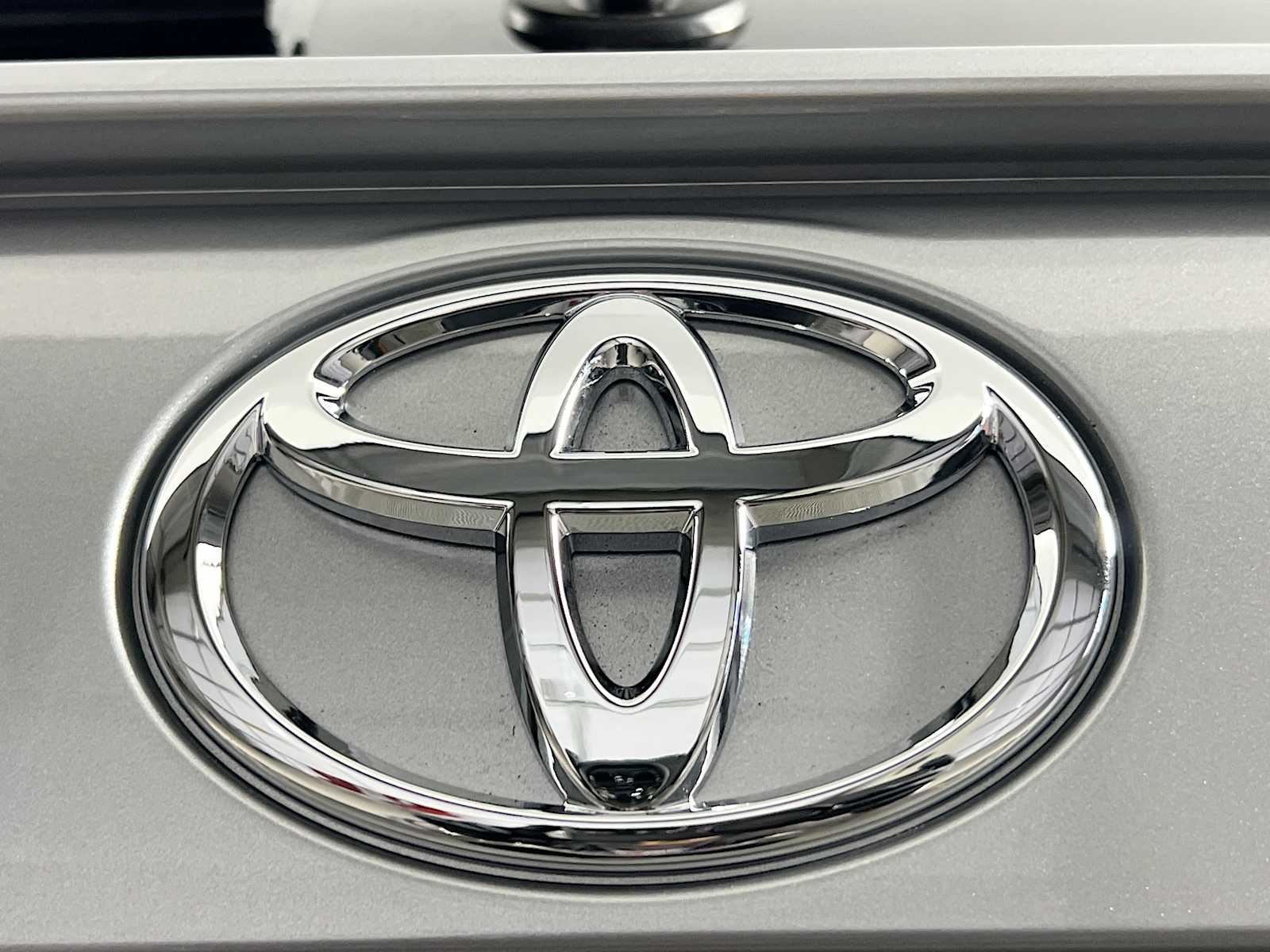 2025 Toyota RAV4 Hybrid XLE - Photo 18