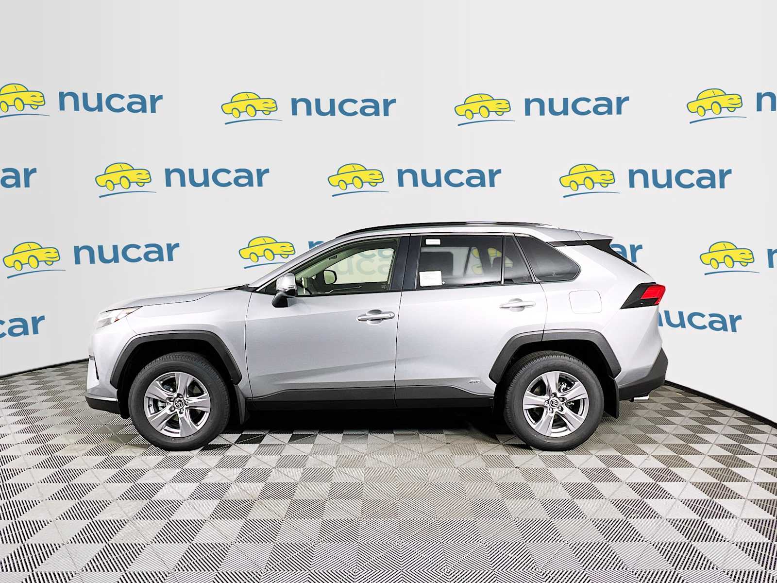 2025 Toyota RAV4 Hybrid XLE - Photo 3