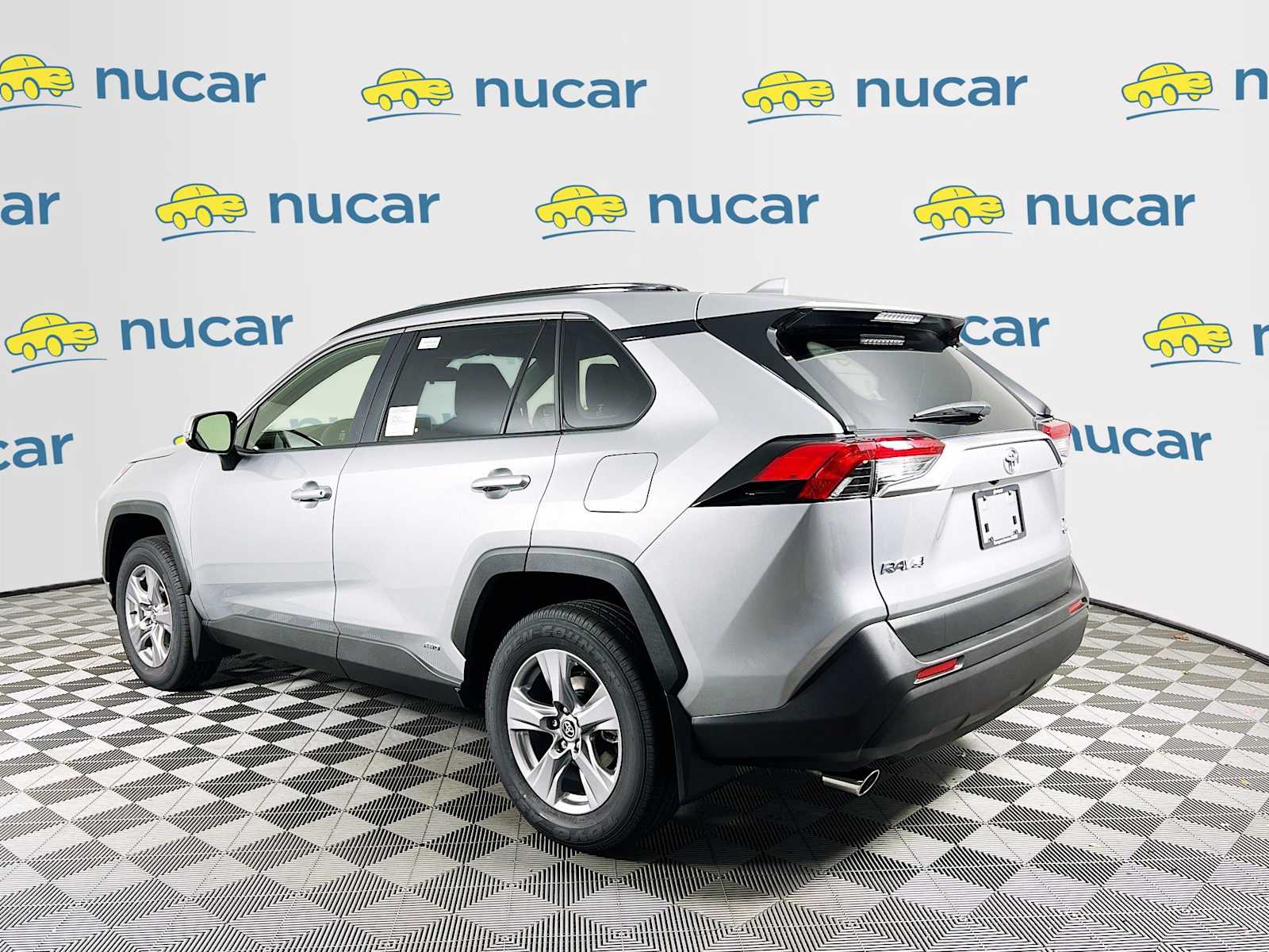 2025 Toyota RAV4 Hybrid XLE - Photo 4