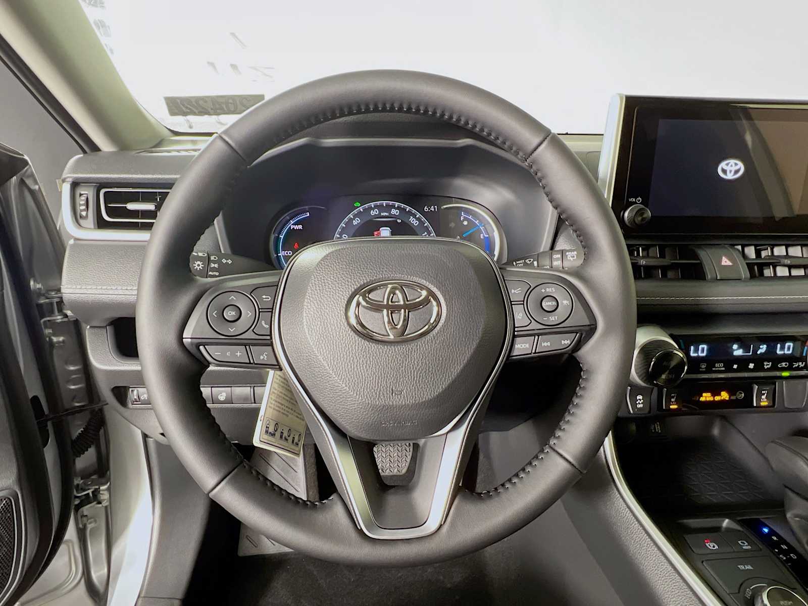 2025 Toyota RAV4 Hybrid XLE - Photo 7