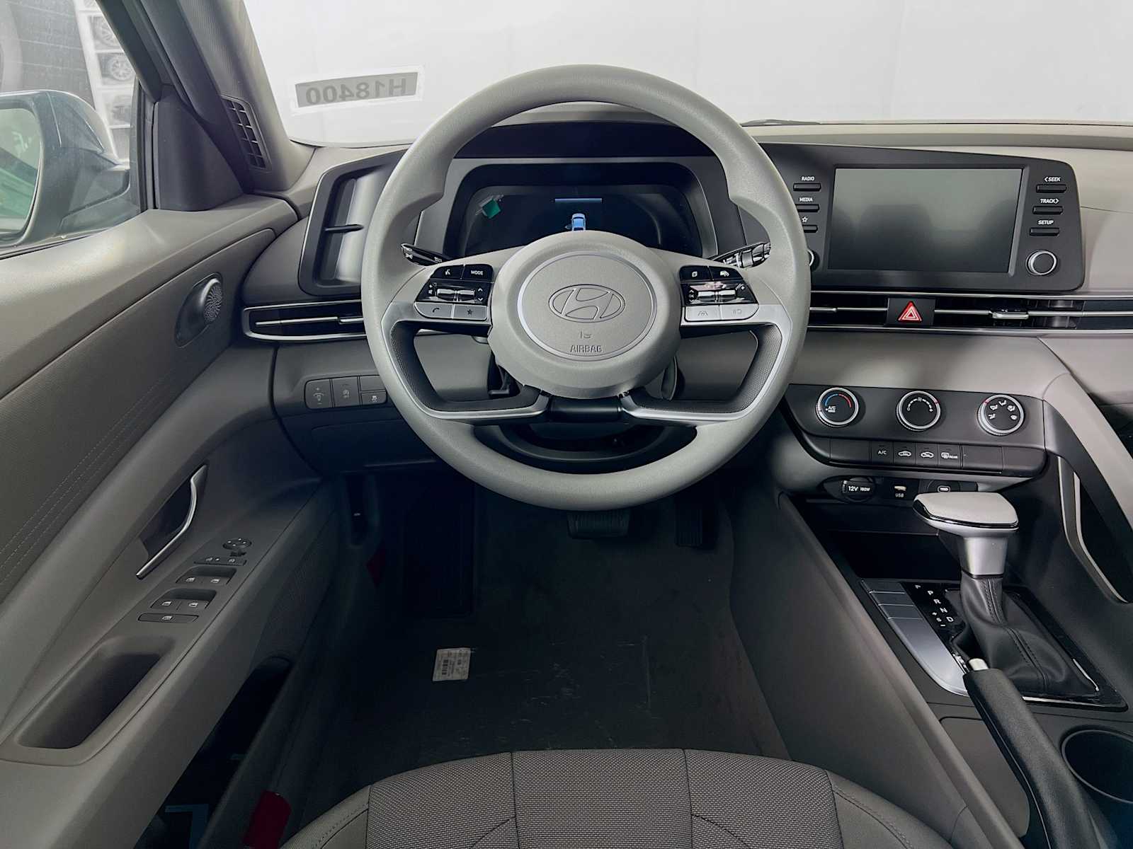 2025 Hyundai Elantra SE - Photo 14
