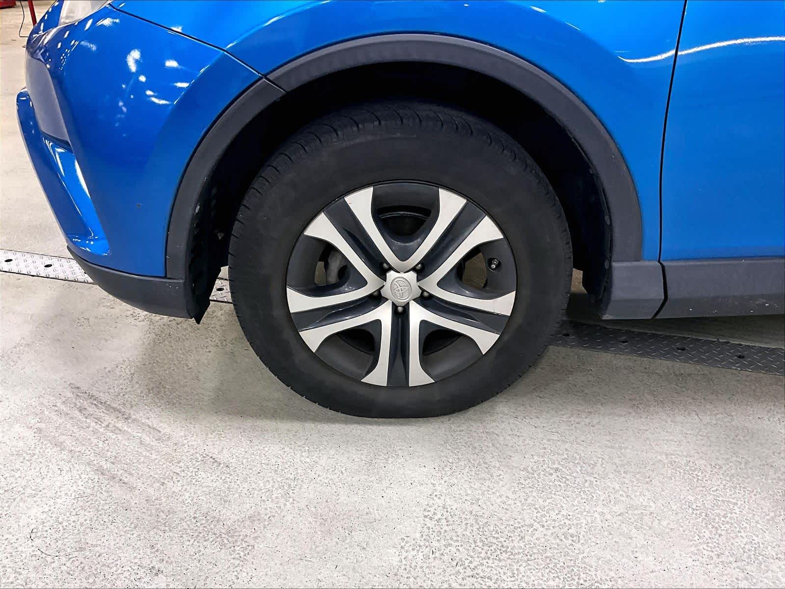 2018 Toyota RAV4 LE - Photo 4