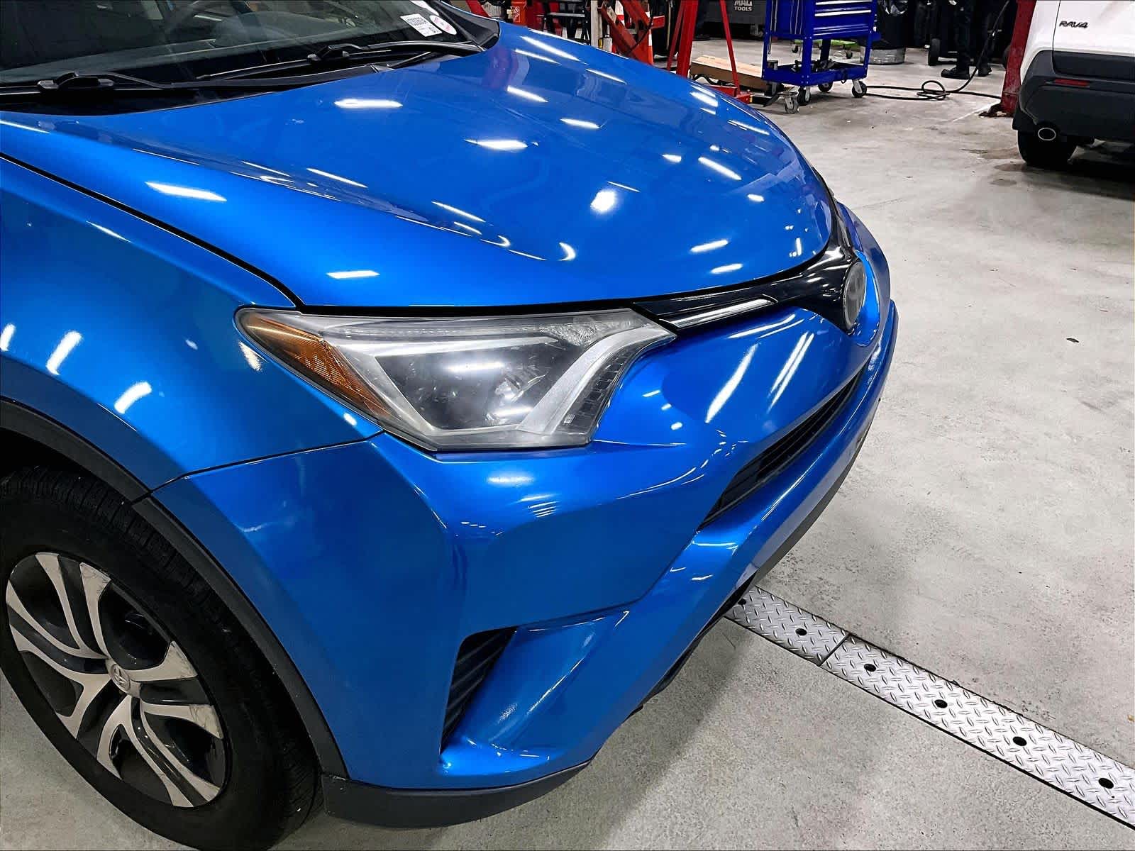 2018 Toyota RAV4 LE - Photo 5