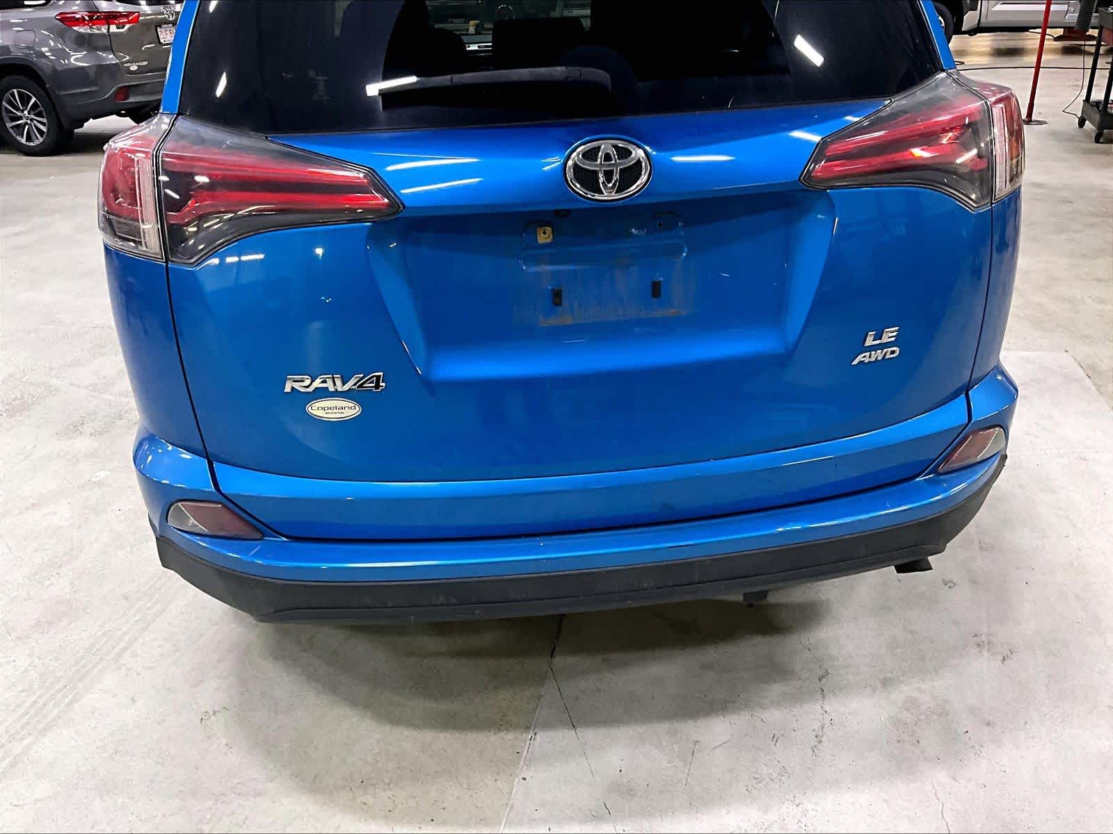 2018 Toyota RAV4 LE - Photo 7