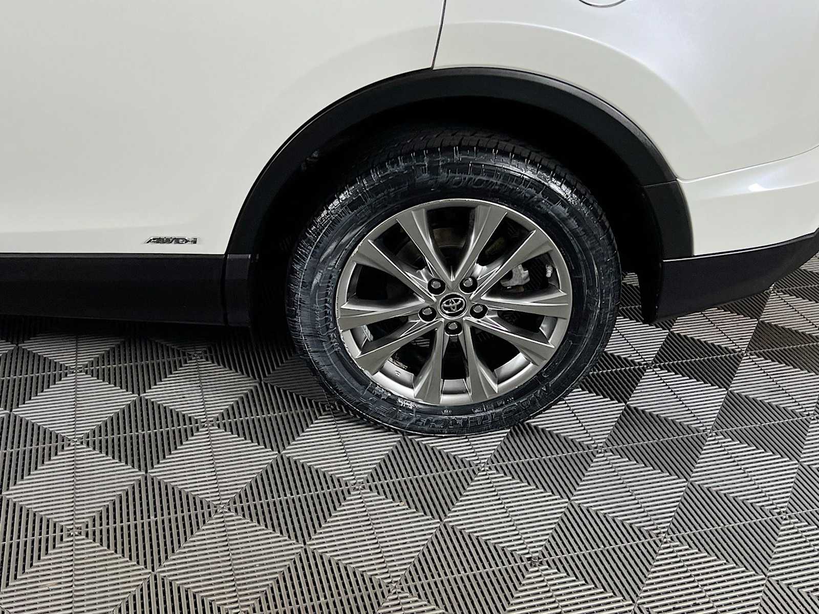 2017 Toyota RAV4 Hybrid Limited - Photo 32