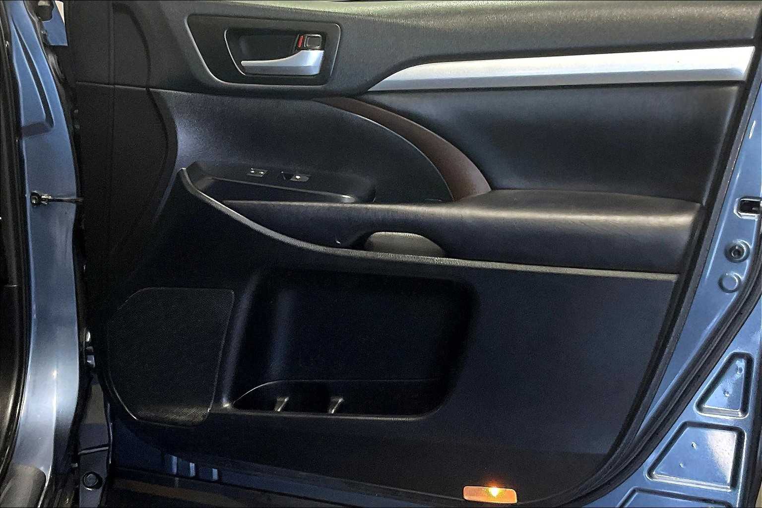 2019 Toyota Highlander XLE - Photo 12