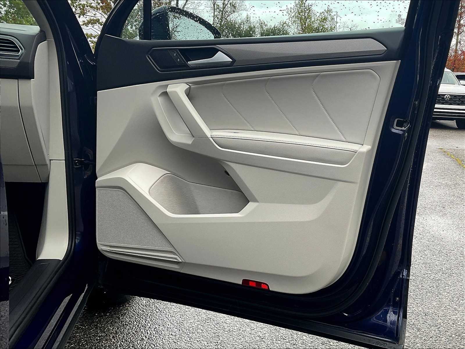 2023 Volkswagen Tiguan SE - Photo 12