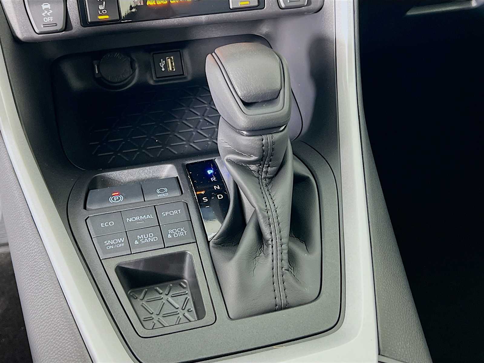 2025 Toyota RAV4 XLE - Photo 11