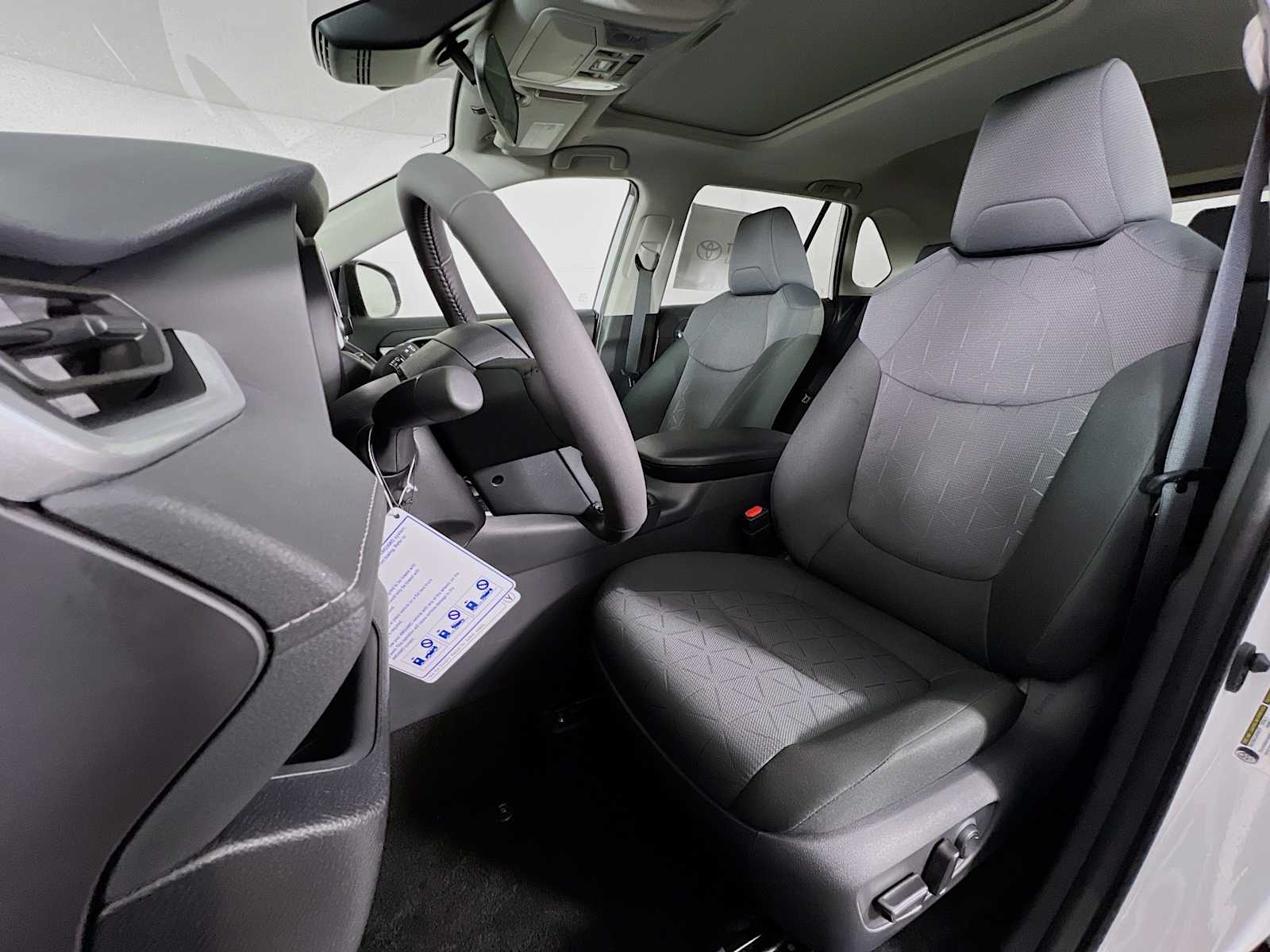 2025 Toyota RAV4 XLE - Photo 12