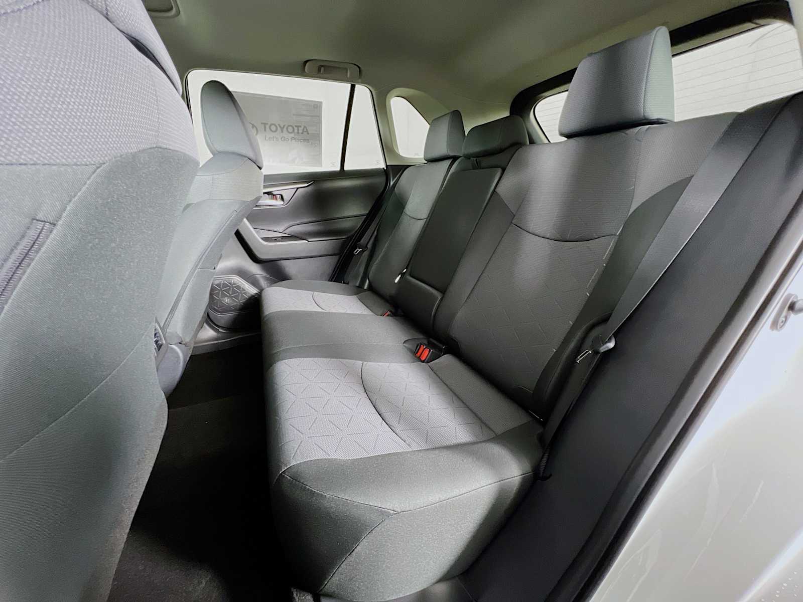 2025 Toyota RAV4 XLE - Photo 13